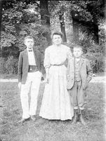 1908, Maria Rémy-Van den Eynde et ses fils Jean et René