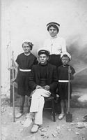1911, Maria Rémy-Van den Eynde et ses enfants Jean, Anna et Simone