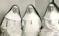 1952, Soeur Thérèse du Christ  (Anna Van den Eynde) et Mère Marie-Dominique au centre