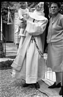 1962, Soeur Thérèse du Christ (Anna Van den Eynde) et famille