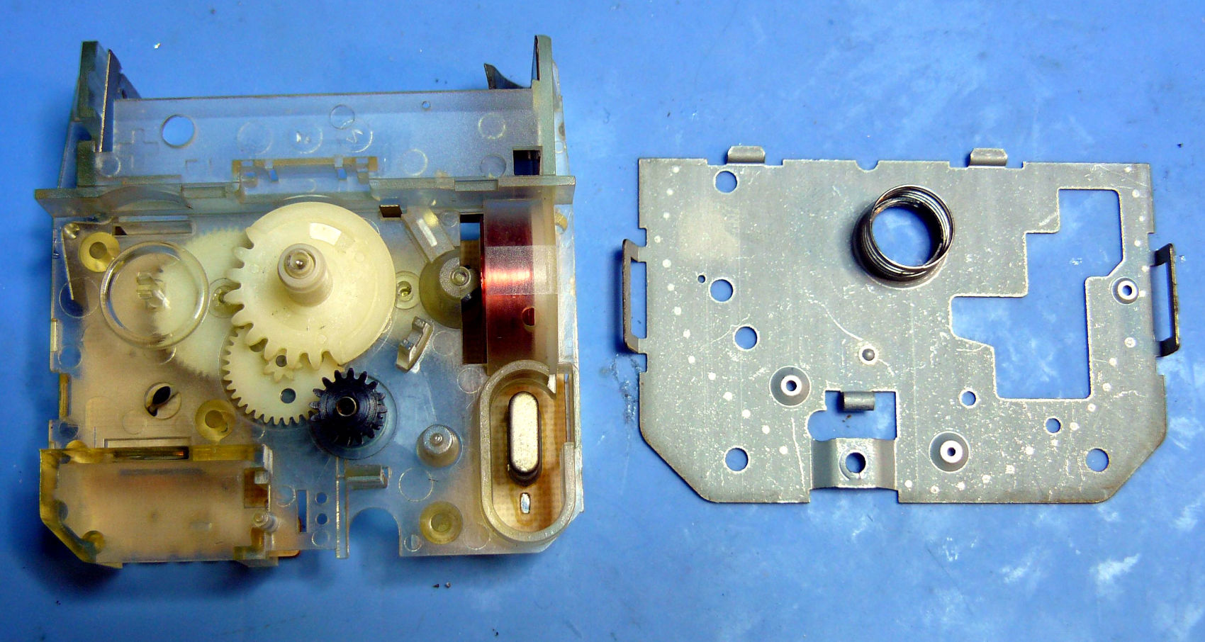 Bayard calibre quartz, remontage des engrenages heure et plaque métal