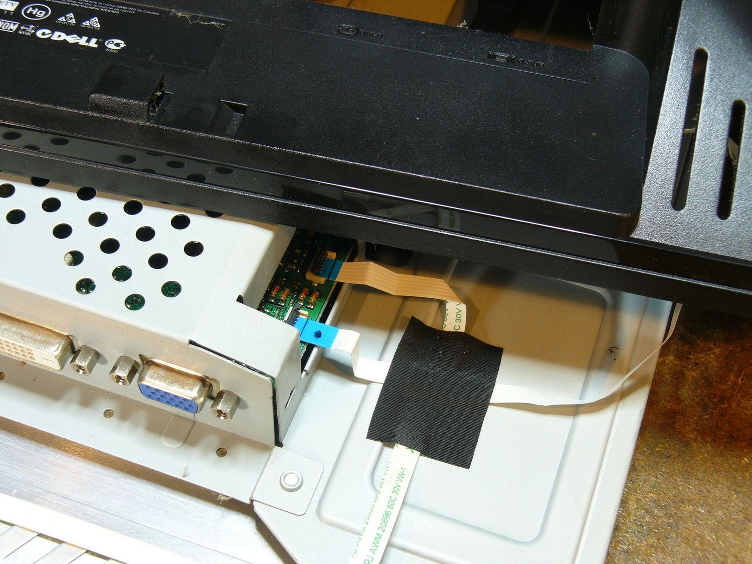 Dell S2209WB, retrait nappe souple, languette ouverte