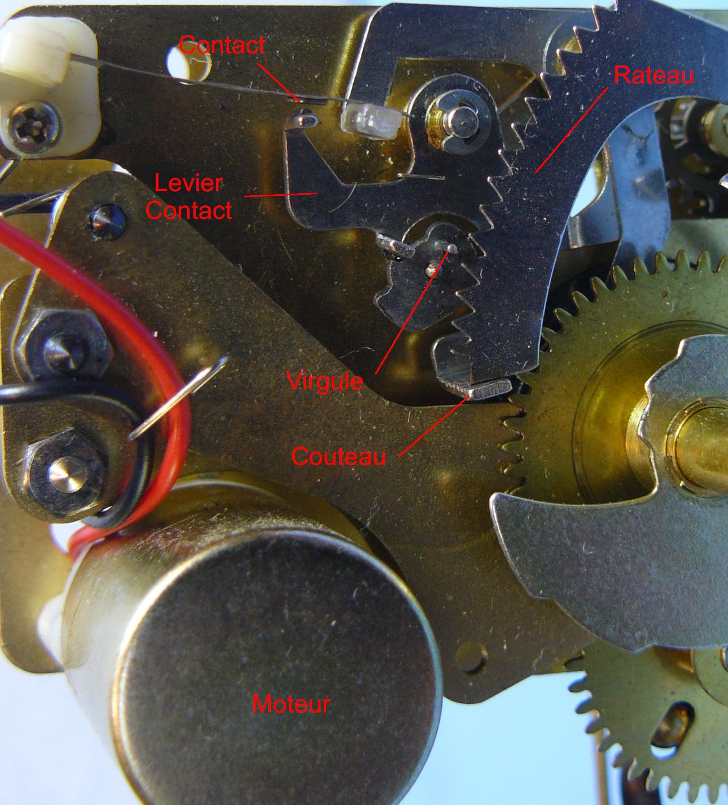Mouvement horloge électromécanique japonais : détail contact et râteau