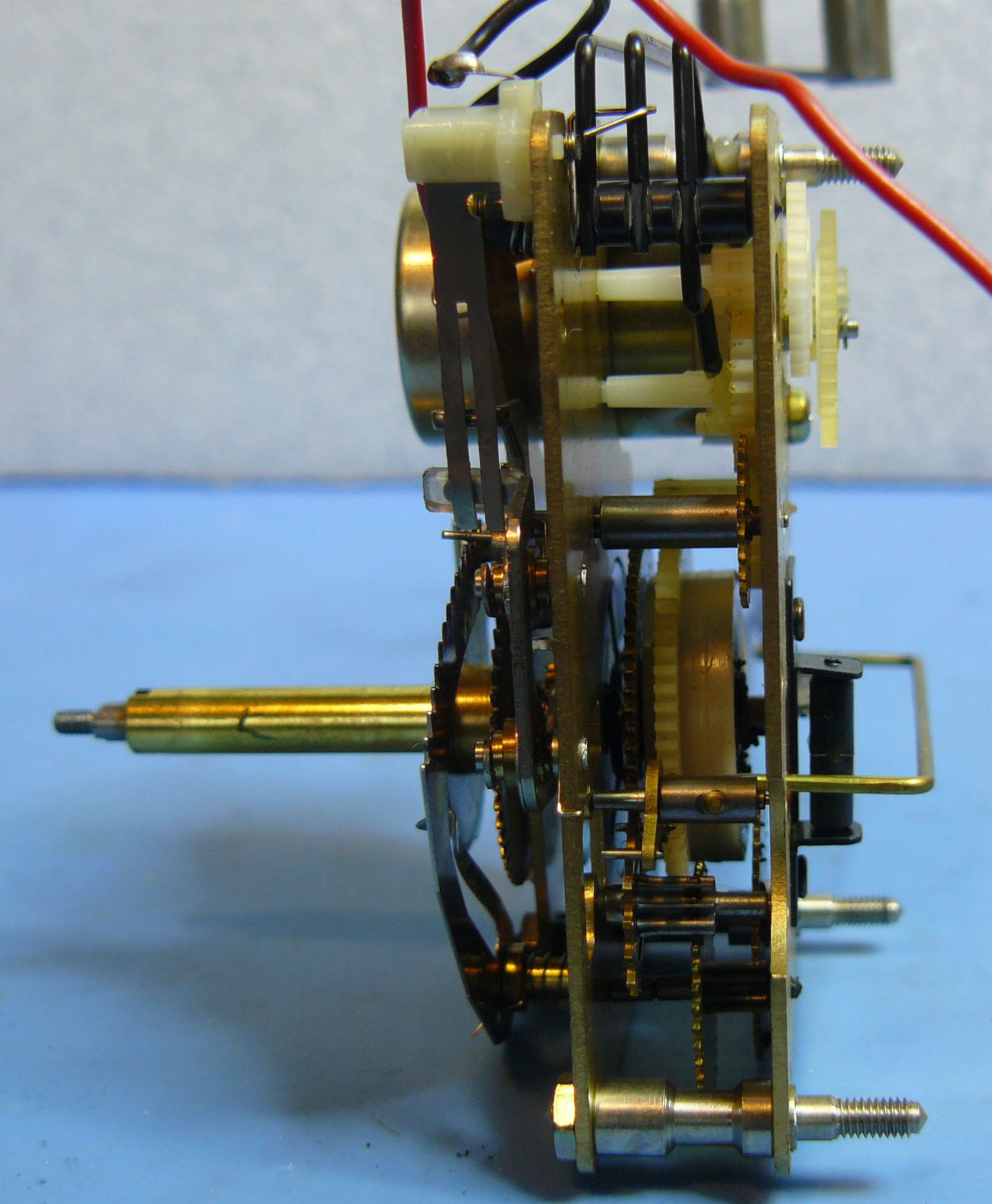 Mouvement horloge électromécanique japonais : détail dessus