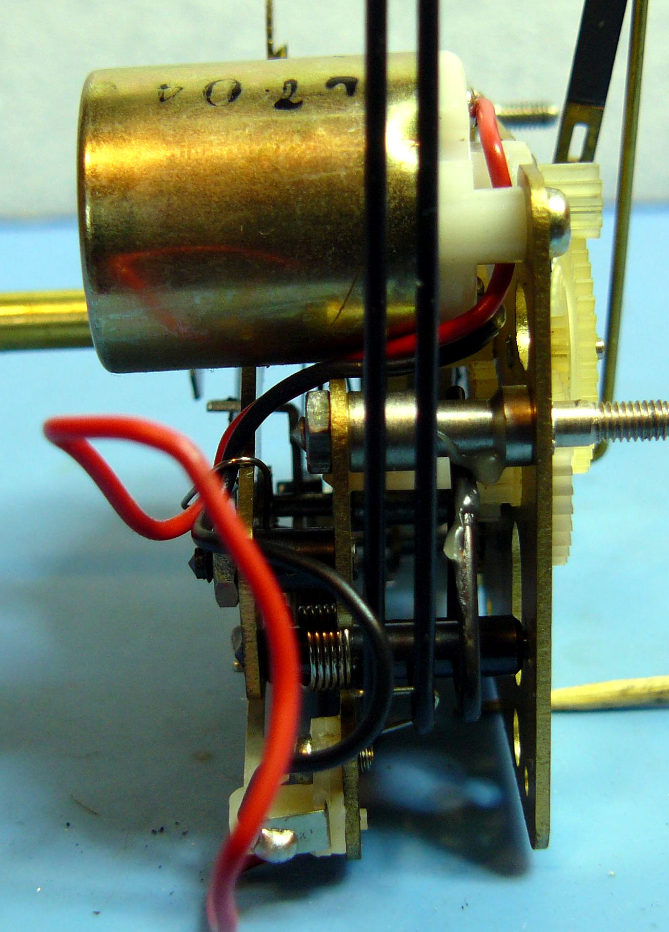 Mouvement horloge électromécanique japonais : détail coté droit