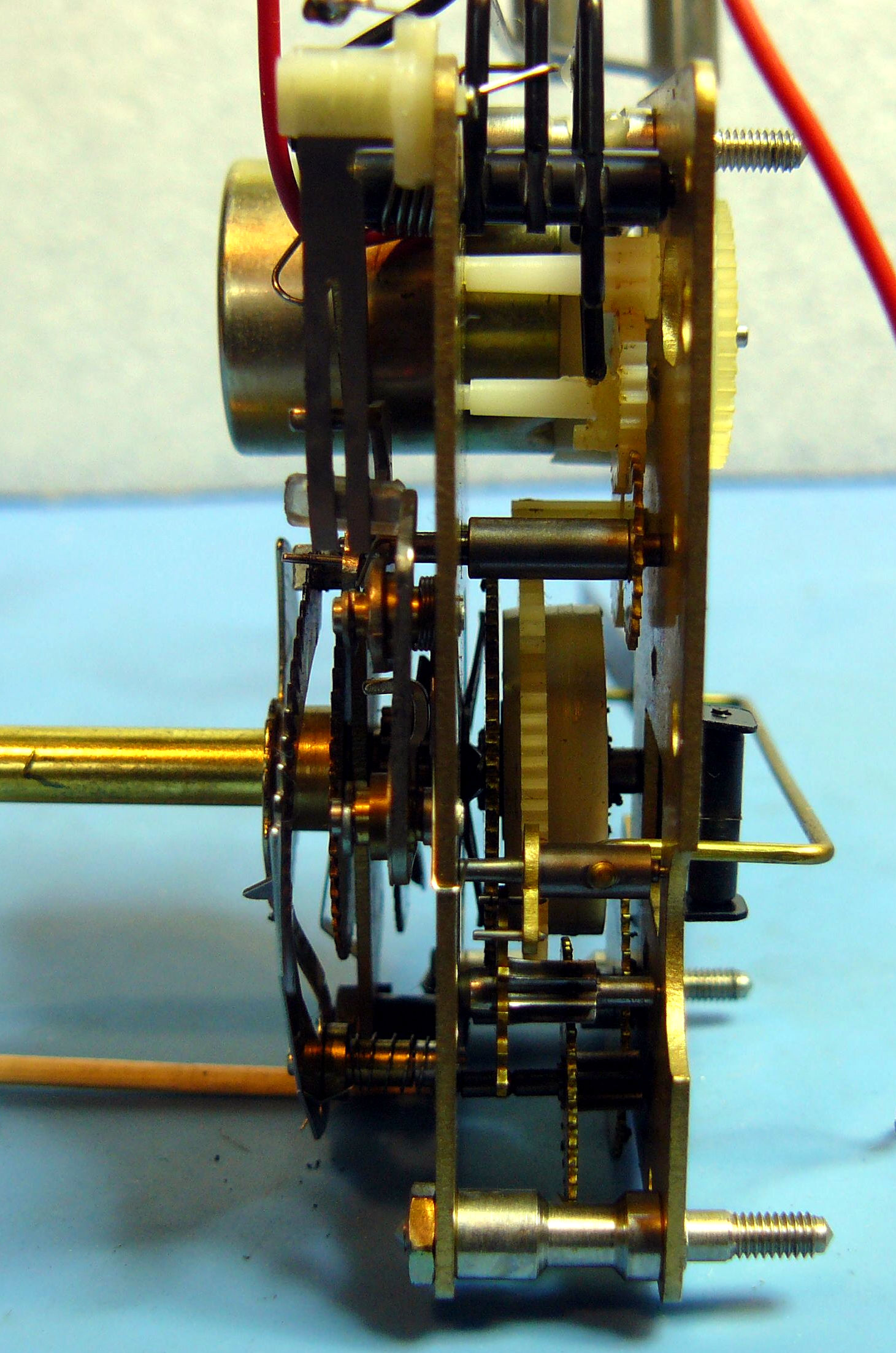 Mouvement horloge électromécanique japonais : détail dessous