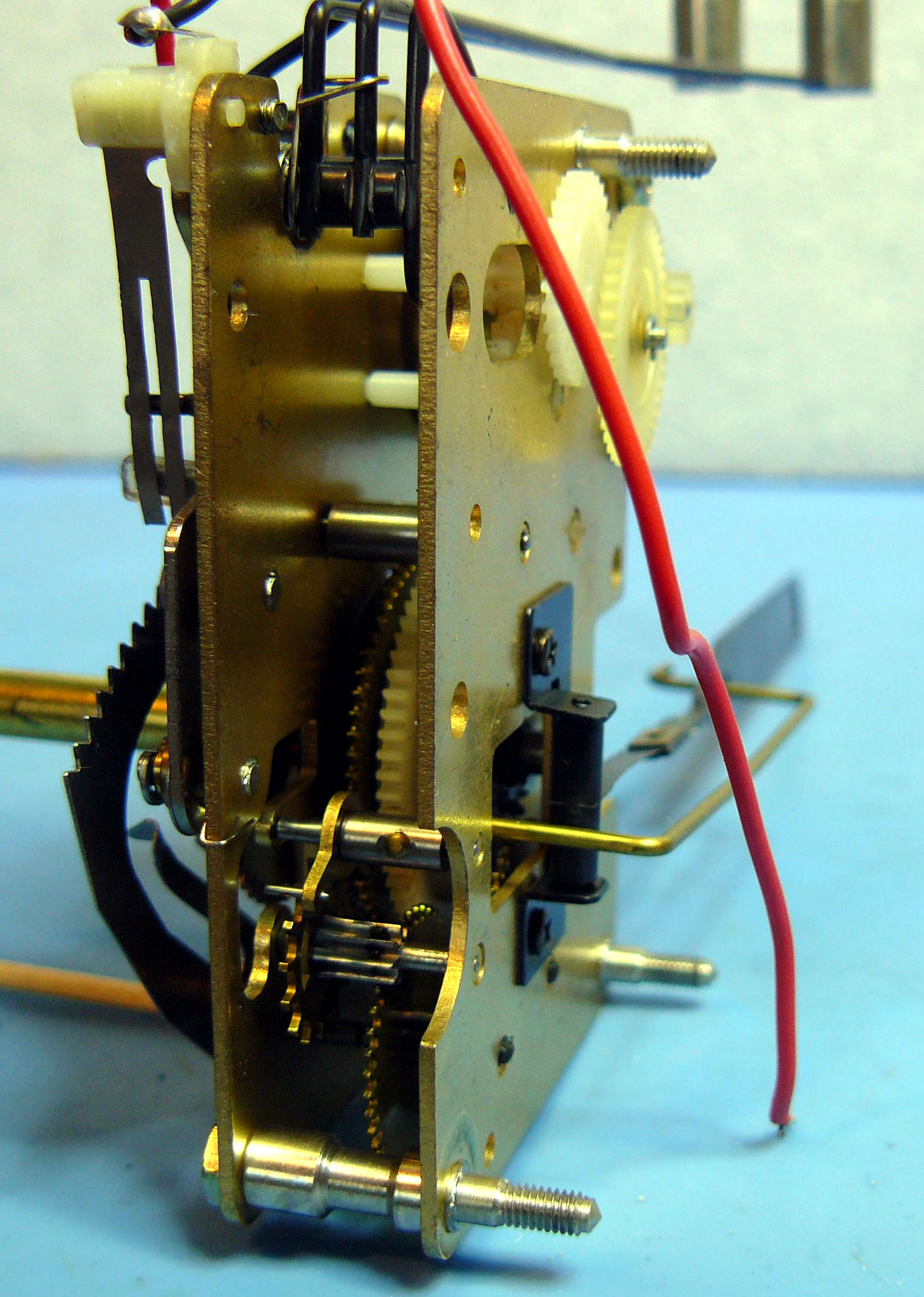Mouvement horloge électromécanique japonais : détail dessus 45° - droite