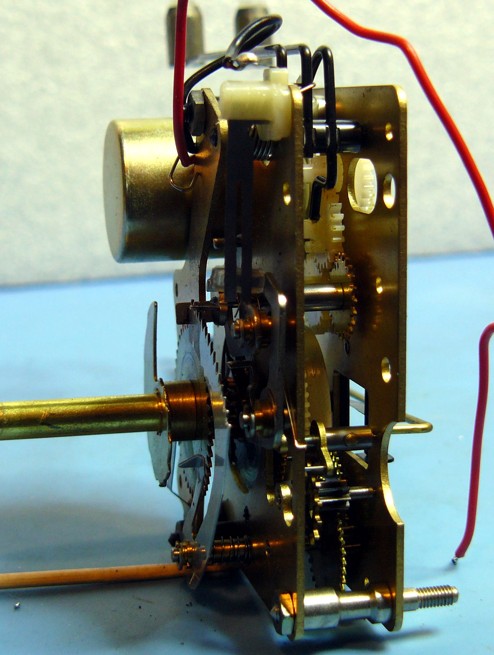Mouvement horloge électromécanique japonais : détail dessus 45° - gauche