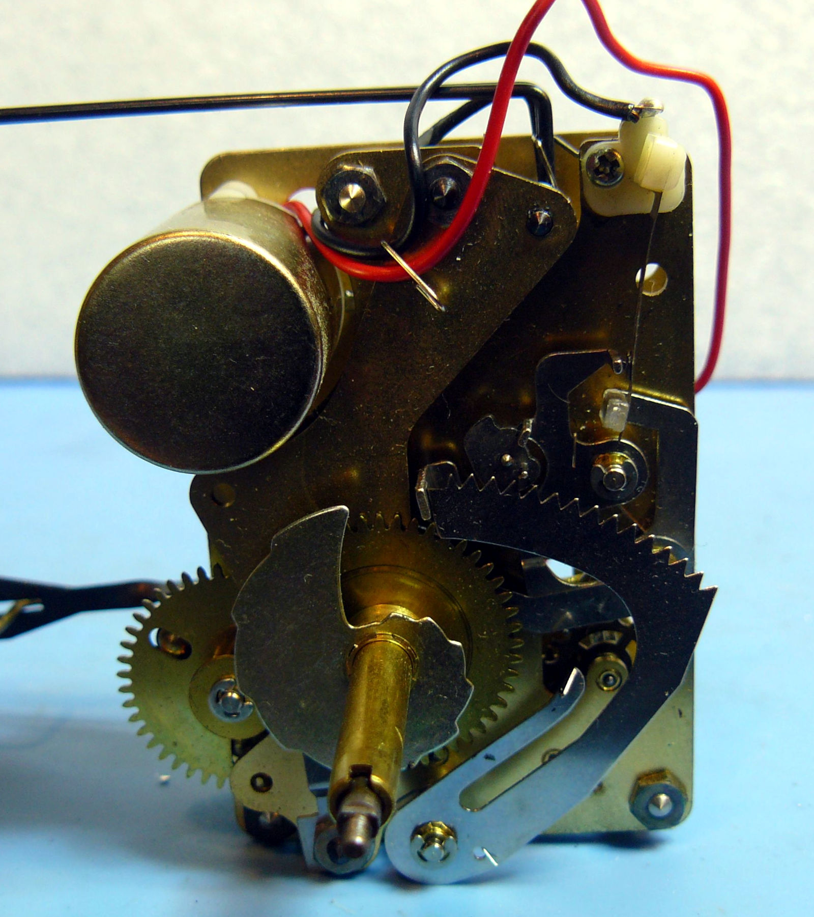 Mouvement horloge électromécanique japonais : détail devant