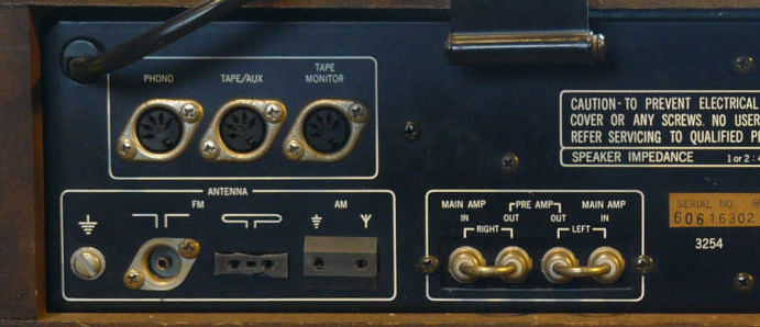 Prises antennes du ROTEL RX402