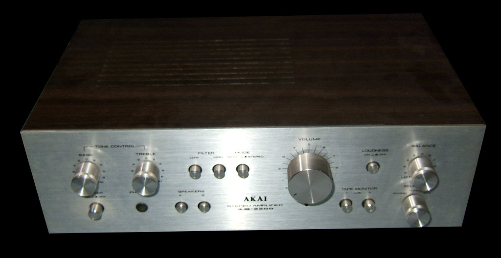 Amplificateur AKAI AM2200, façade