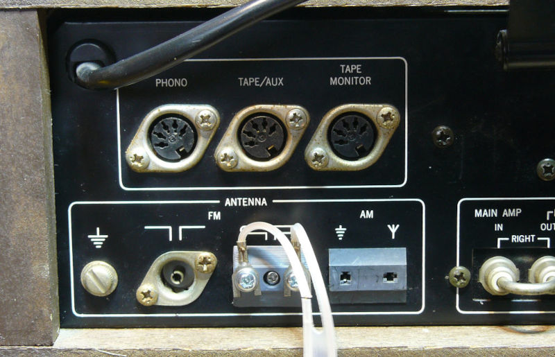 Rotel RX402, embase FM en 3D