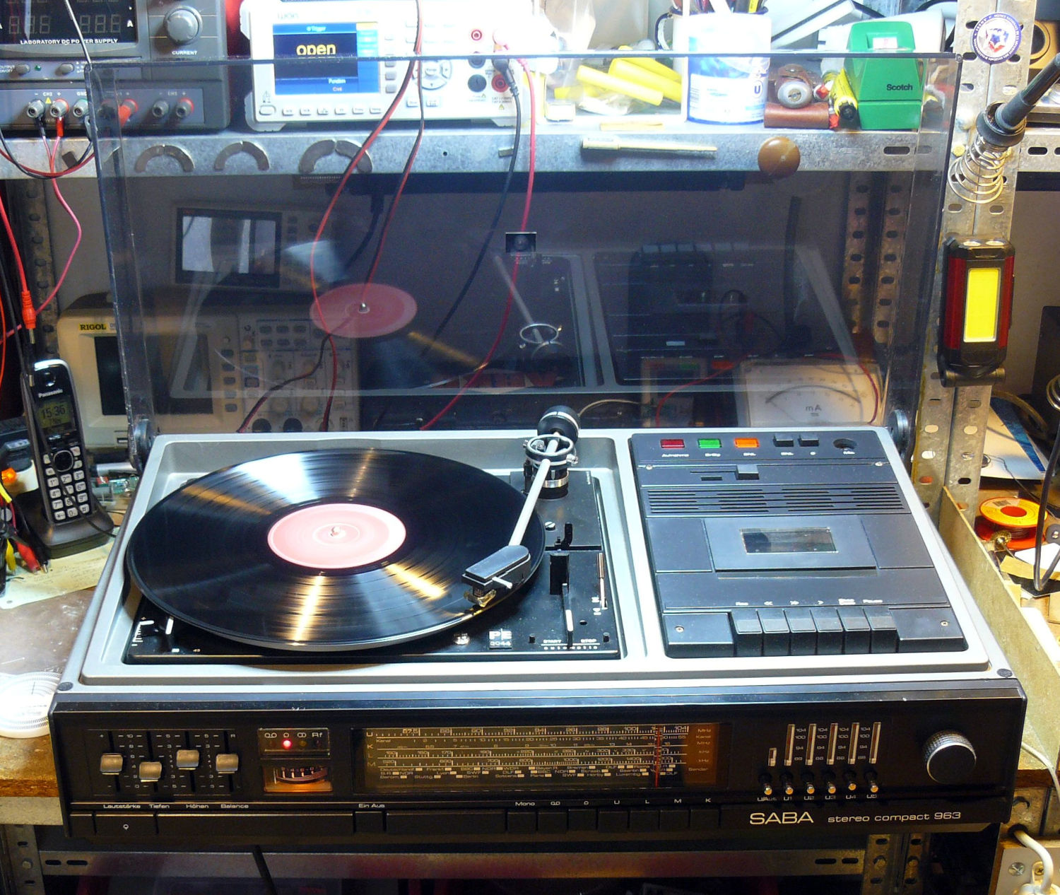 SABA Stereo Compact 963, vue de l'appareil réparé sur la paillasse