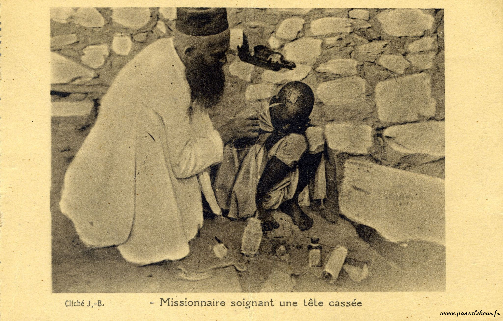 Le Caire, missionnaire en train de soigner