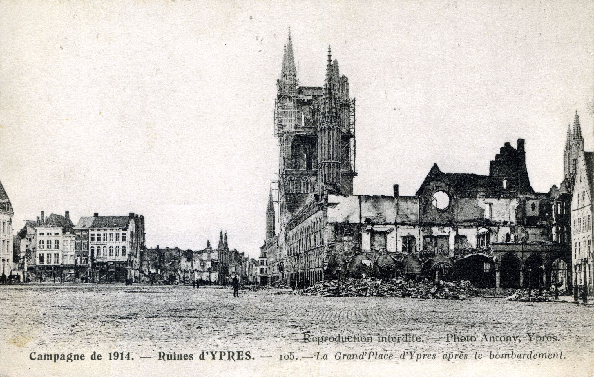 Campagne de 1914, ruines d'Ypres, La grande Place d'Ypres après le bombardement