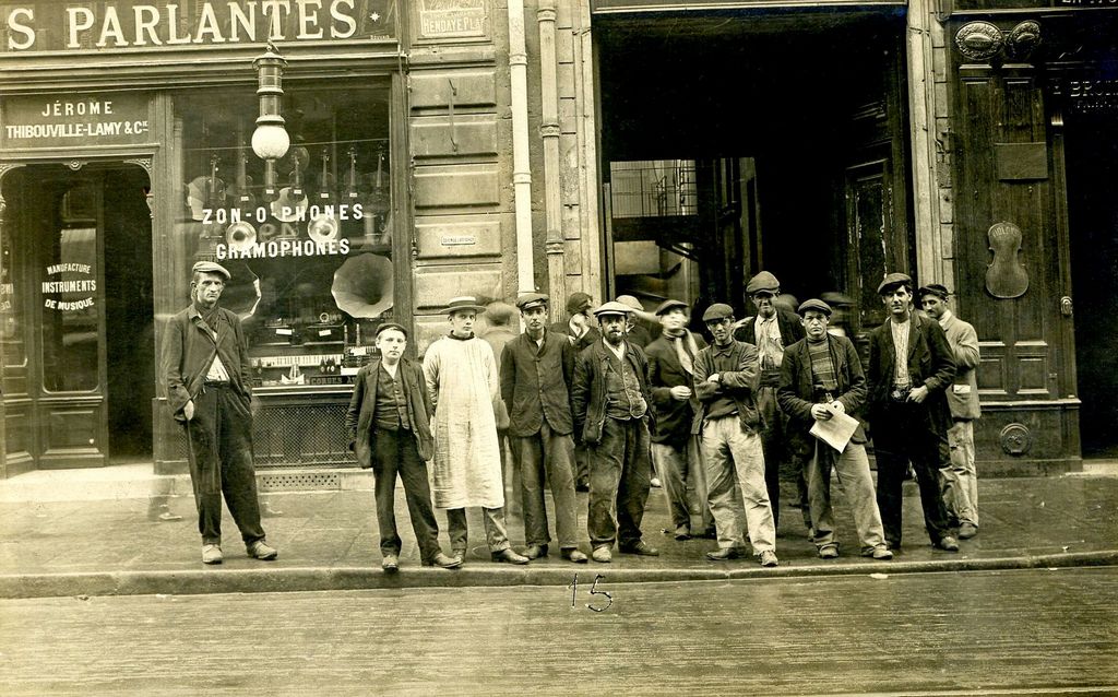 1920, devant le magasin Jérôme-Thibouville-Lamy
