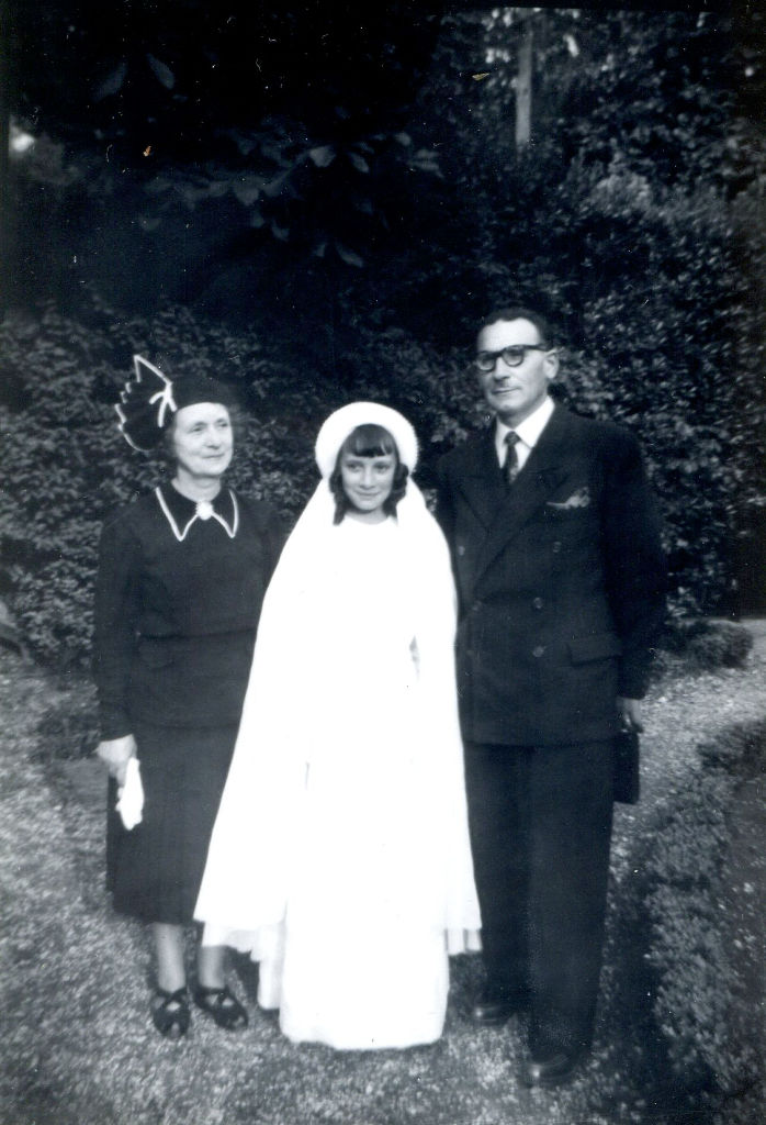 Communion de Madeleine Laruelle (Joannes), 25 mai 1951, entourée de ses parents.