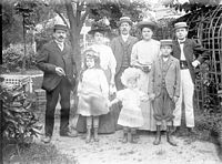 1908, Simone Van den Eynde et famille