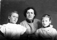 1911, Anna Van den Eynde, Maria Van den Eynde-Rémy, Simone Van den Eynde