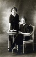 1921, Simone Van den Eynde et sa soeur Anna