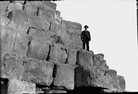 1927, René Laruelle sur les pyramides en Egypte
