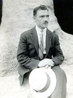 septembre 1927, René Laruelle sur les pyramides en Egypte
