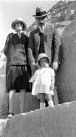 1929, Simone, René et leur fille Thérèse Laruelle sur les pyramides En Egypte