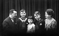 Années 1930, M. Laude (père), Pierre, Michel, Raymond, Mme Laude (mère)