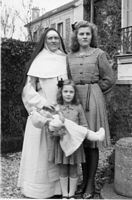 1946, Soeur Thérèse du Christ et ses nièces