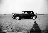Aout 1952, Thérèse Laruelle à Sfax, Tunisie. Leçon de conduite. Photo prise par Mohamed Ghorbel (ombre).