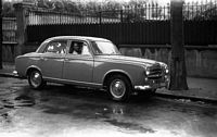 1959, René Laruelle dans sa 403 Peugeot devant chez lui