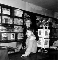 1962, Thérèse Laruelle dans son magasin avec Pascal