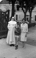 1966, Soeur Thérèse du Christ (Anna Van den Eynde) et famille