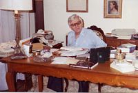 1982, Docteur Louis-Jean Tamalet au bureau dans son cabinet