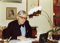 1982, Docteur Louis-Jean Tamalet au bureau dans son cabinet
