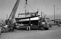 1974, mise à l'eau d'un Canot à Port Joinville