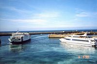 1999, L'insula Oya II croise l'Amporelle à port Joinville