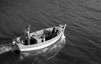 Années 1970, canot rentrant au port