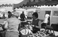 Années 1970, jour de marché à Port Joinville, Thérèse Groisard