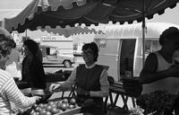 Années 1970, jour de marché à Port Joinville, Thérèse Groisard