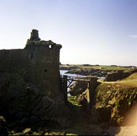 Années 1970, le Vieux Chateau sur la côte sauvage